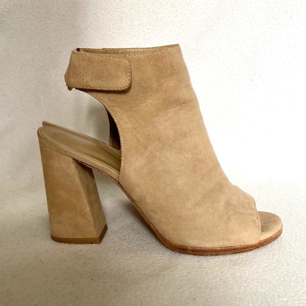 🍁🍂Stuart Weitzman Suede Booties, 7.5, Nude / Tan